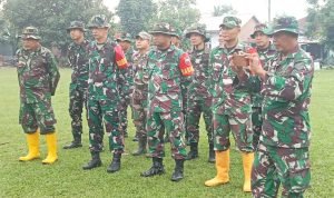 Gotong Royong Gabungan Muspika dalam Rangka Karya Bakti TNI di Desa Sugiharjo