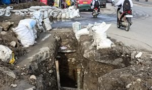Lubang Pengorekan Pipa Air Bersih Tirtanadi di Brayan Kota Mengancam Jiwa Manusia