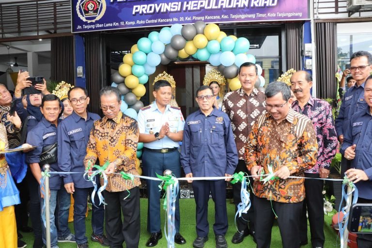 Kabidhumas Polda KEPRI Menjaga Keunggulan Jurnalistik Pada Pelantikan PWI Dan IKWI