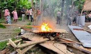Setelah Di Viral Kan Emak-emak, Polrestabes Medan Bakar Gubuk Narkoba di Medan Sunggal