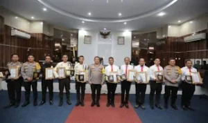 Kapolda Sumut Irjen Pol Agung Setya I.E SH SIK.M.Si. Memberikan Penghargaan kepada Personil Polres Pelabuhan Belawan yang Responsif
