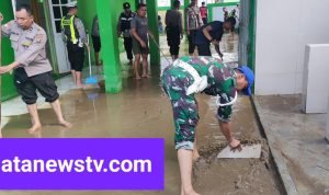 Kodim 1012/Buntok dan Polres Barito Selatan Gotong-Royong Bersihkan Masjid Pasca Banjir