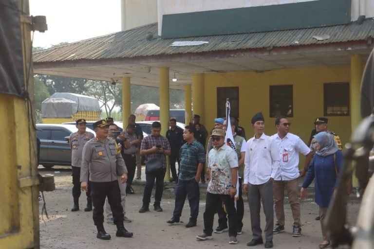 Kapolres Langkat Hadiri Keberangkatan Logistik Pemilu 2024 KPU Kabupaten Langkat ke PPK