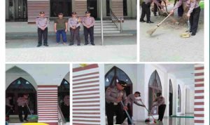Personil Polsek Dolok Merawan Bersihkan Mesjid Al Abraar Menyambut Bulan Suci Ramadhan 1445 H
