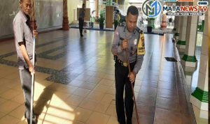 Jalin Kebersamaan di Bulan Ramadhan, Polres Tebing Tinggi Bersihkan Mesjid Bersama Masyarakat