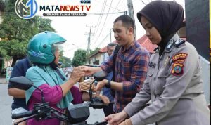 Giat Positif Polri Bulan Ramadhan, Kasat Reskrim Bagikan Takjil di Depan Mapolres Tebing Tinggi.