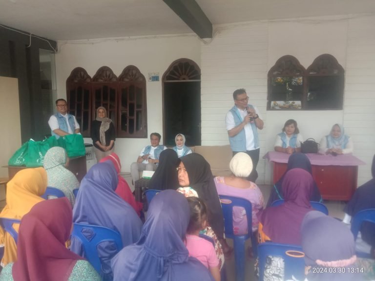 Peduli Sesama, Keluarga Besar Ikatan Dokter Indonesia Deli Serdang Memberikan Edukasi Dan Berbagi Sembako Kepada Masyarakat 