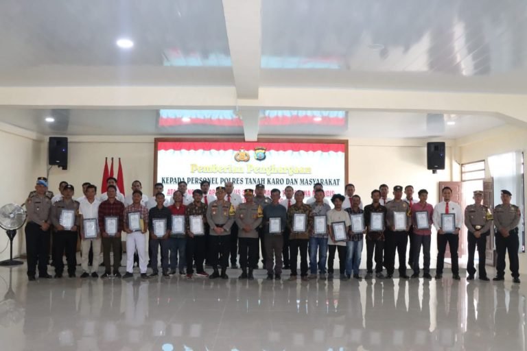 Kapolres Tanah Karo Berikan Penghargaan Kepada Personel Dan Masyarakat Yang Terlibat Dalam Pengungkapan Kasus Curas 