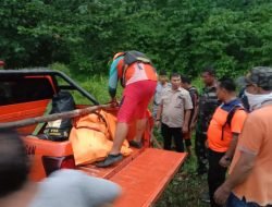 BPBD Karo Bersama Tim SAR Medan Dan Babinsa Koramil 08/Tigabinanga Dibantu Warga Temukan Korban Hanyut