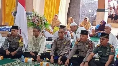 Kasat Binmas dan Kapolsek Belawan Hadiri Pemberangkatan Jemaah Haji Asal Belawan