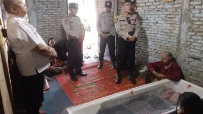 Kapolsek Salak dan Anggota Melayat ke Rumah Duka di Desa Boangmanalu
