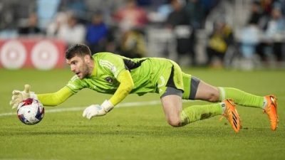 Maarten Paes belum bisa memperkuat Timnas Indonesia karena masalah administrasi. (AP/Abbie Parr)