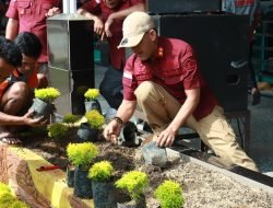Ciptakan Penghijauan Blok Hunian, Kalapas Turun Tangan Menanam Bunga di areal Taman Blok Hunian Lapas 