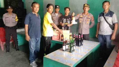 Polsek Bagun Resort Simalungun Sita Puluhan Botol Miras di Kafe, Pemilik Diamankan