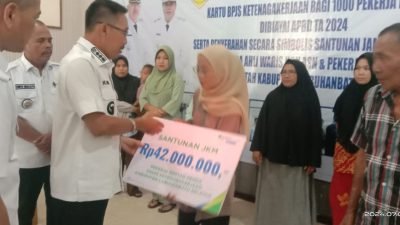 Bupati Labusel Bagikan Kartu BPJS Ketenagakerjaan kepada 1000 Pekerja Rentan