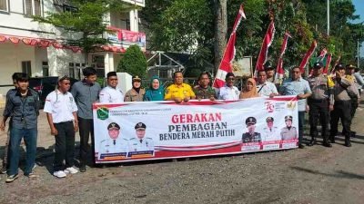 Kapolsek Na IX-X Bersama Forkopimcam Gelar Gerakan Pembagian Bendera Merah Putih untuk Sambut HUT ke-79 Kemerdekaan RI