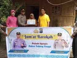 Kapolsek Sipispis Bagikan Paket Sembako pada Jumat Barokah