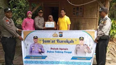 Kapolsek Sipispis Bagikan Paket Sembako pada Jumat Barokah