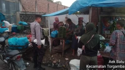 Polsek Torgamba Gelar Patroli Dialogis di Pusat Pasar Cikampak, Situasi Aman dan Terkendali