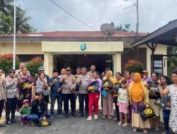 Kapolres Tanah Karo Lakukan Kunjungan Kerja ke Polsek Kutabuluh, Sampaikan Arahan dan Bantuan Sosial