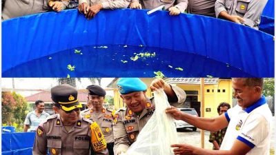 Polres Simalungun Dukung Ketahanan Pangan Lewat Penaburan 7.500 Bibit Ikan dengan Metode Bioflok