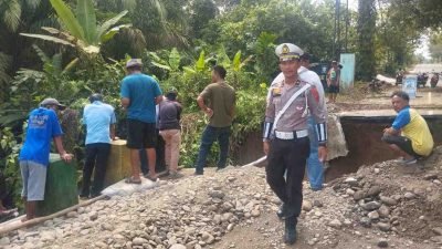 Polsek Tanah Jawa Kawal Perbaikan Jalan Rusak di Huta V Suhinagodang, Simalungun