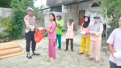 Polsek Medang Deras Laksanakan Program Jumat Berkah untuk Pekerja Penjemur Ikan Asin di Batu Bara