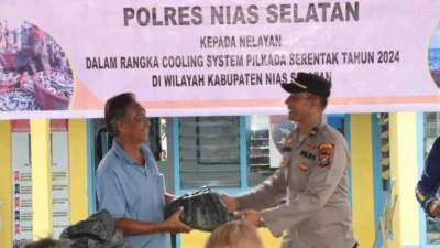 Cooling System Pilkada 2024: Sat Polairud Polres Nisel Salurkan Bantuan Sosial kepada Nelayan