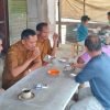 Bhabinkamtibmas Polsek Dolok Pardamean Edukasi Bahaya Judi Online di Warung Kopi, Pererat Kedekatan ...