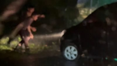 Aksi Heroik di Tengah Hujan Deras, Tim Presisi Polrestabes Medan Selamatkan Pengemudi yang Terjebak di Parit