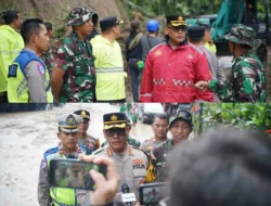 Kapolrestabes Medan Tetap Tinjau Lokasi Longsor Desa Sembahe Meski Diguyur Hujan