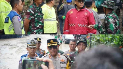 Kapolrestabes Medan Tetap Tinjau Lokasi Longsor Desa Sembahe Meski Diguyur Hujan