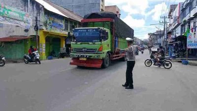 Personil Polsek Kotapinang Laksanakan Pengamanan Dan Pengaturan Lalu Lintas
