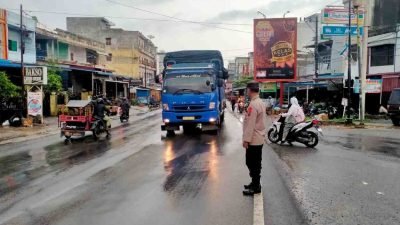 Polsek Torgamba Gelar Gatur Lalin Pagi di Simpang Tugu Cikampak, Situasi Lalin Aman dan Terkendali