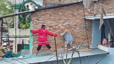 Kapolrestabes Medan Kombes Gidion Evakuasi Nenek Korban Banjir di Kampung Baru