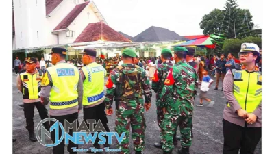 Kapolres Pematangsiantar Pimpin Patroli Skala Besar untuk Amankan Ibadah Malam Natal 2024