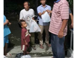 Dr. Aci Salurkan Bantuan Sembako untuk Korban Banjir di Desa Baru