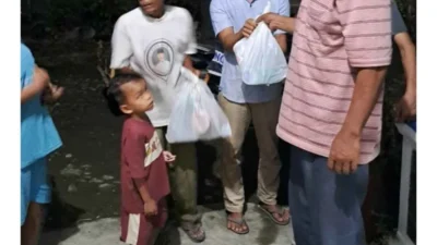 Dr. Aci Salurkan Bantuan Sembako untuk Korban Banjir di Desa Baru