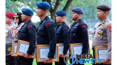 Kapolda Sumut Berikan Penghargaan Kepada Personil Kapolresta Deli Serdang.