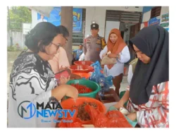 Bhabinkamtibmas Kelurahan Suka Maju Awasi Operasi Pasar Murah, Berikan Penyuluhan kepada Warga