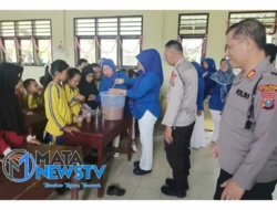 Dukung Program Pemerintah, Polsek Hinai Berbagi Bubur Kacang Hijau untuk Pelajar SD di Cempa