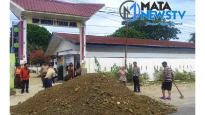 Polsek Tanah Jawa Perbaiki Jalan Berlubang, Antisipasi Lonjakan Arus Natal dan Tahun Baru