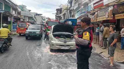 Mobil Toyota Avanza Terbakar di Jalan Dr. Wahidin, Polres Pematangsiantar Sigap Amankan Lokasi