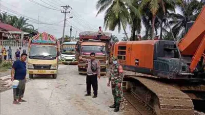 Kapolsek Tanah Jawa Pimpin Pengamanan Lalu Lintas di Lokasi Perbaikan Jalan di Hatonduhan