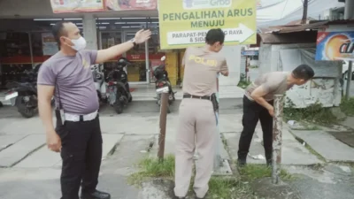 Kasat Lantas Polres Pematangsiantar Pasang Spanduk dan Petunjuk Jalur Alternatif