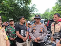 Polres Simalungun Bersama Masyarakat Evakuasi Pasangan Suami Istri Tewas, Korban Banjir Bandang