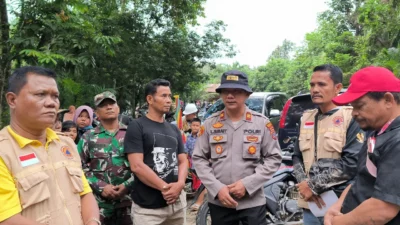 Polres Simalungun Bersama Masyarakat Evakuasi Pasangan Suami Istri Tewas, Korban Banjir Bandang
