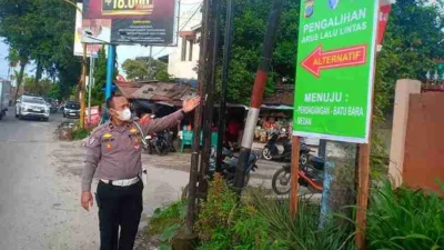 Sat Lantas Polres Pematangsiantar Pasang Spanduk Himbauan dan Pengalihan Arus Ops Lilin Toba 2024