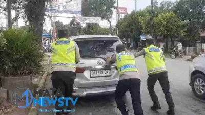 Respon Cepat Polres Pematangsiantar Bantu Pemudik Mogok Mobilnya