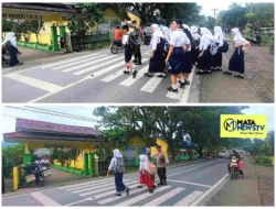 Peduli Keselamatan Siswa, Bhabinkamtibmas Polsek Kuala Atur Lalu Lintas di Pagi Hari